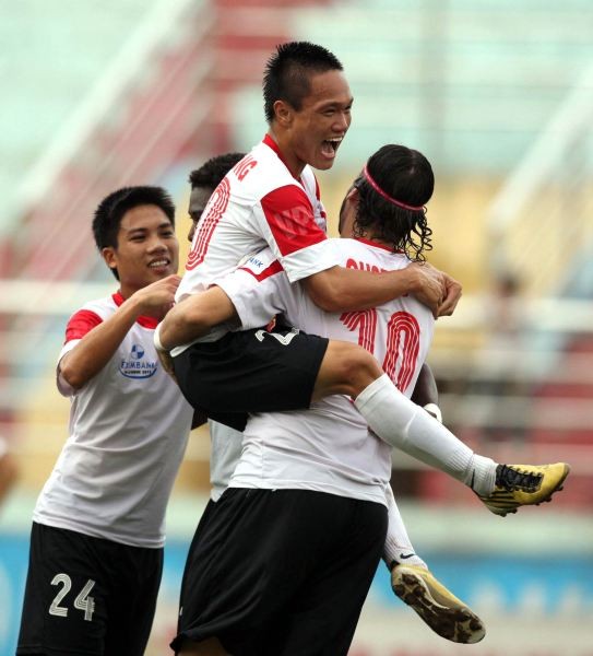 Trong hiệp 1, V. Ninh Bình đã có được 2 bàn thắng dẫn trước CLB Hà Nội.